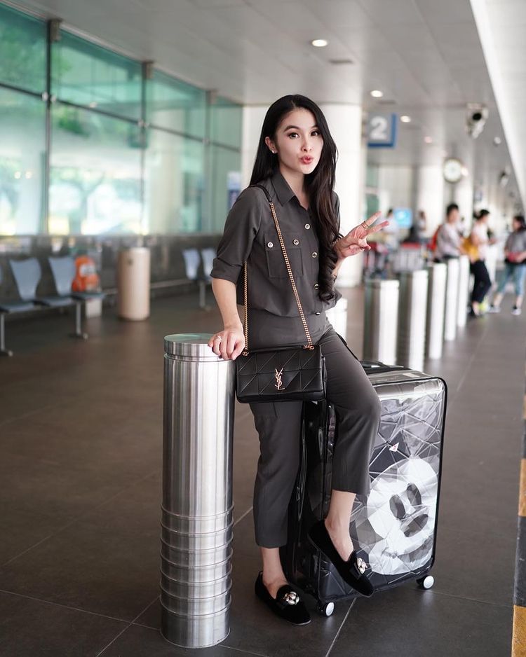 11 Potret Outfit Liburan Mewah Sandra Dewi, Bawa Koper Branded!