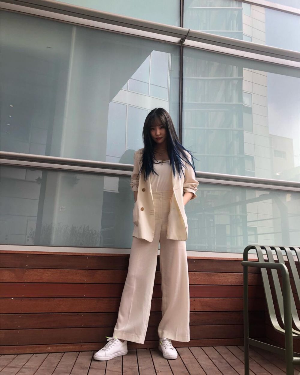 9 Referensi Outfit Kasual ala Yuju, Cocok buat OOTD Mudah Disontek