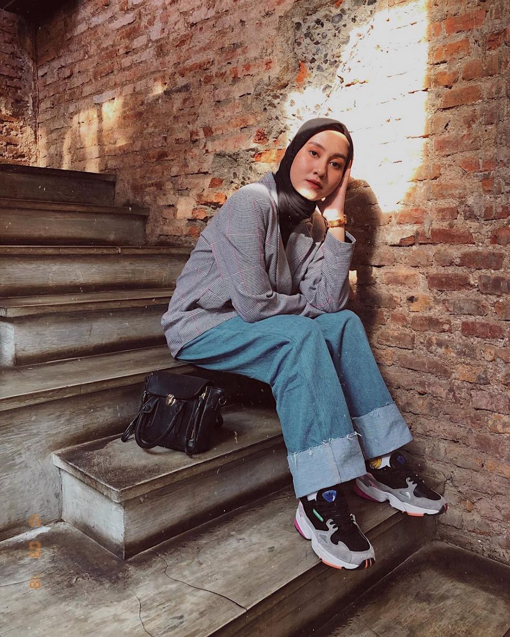 10 Hijab Style dengan Outfit Serba Jeans ala Selebgram Inas Rana 