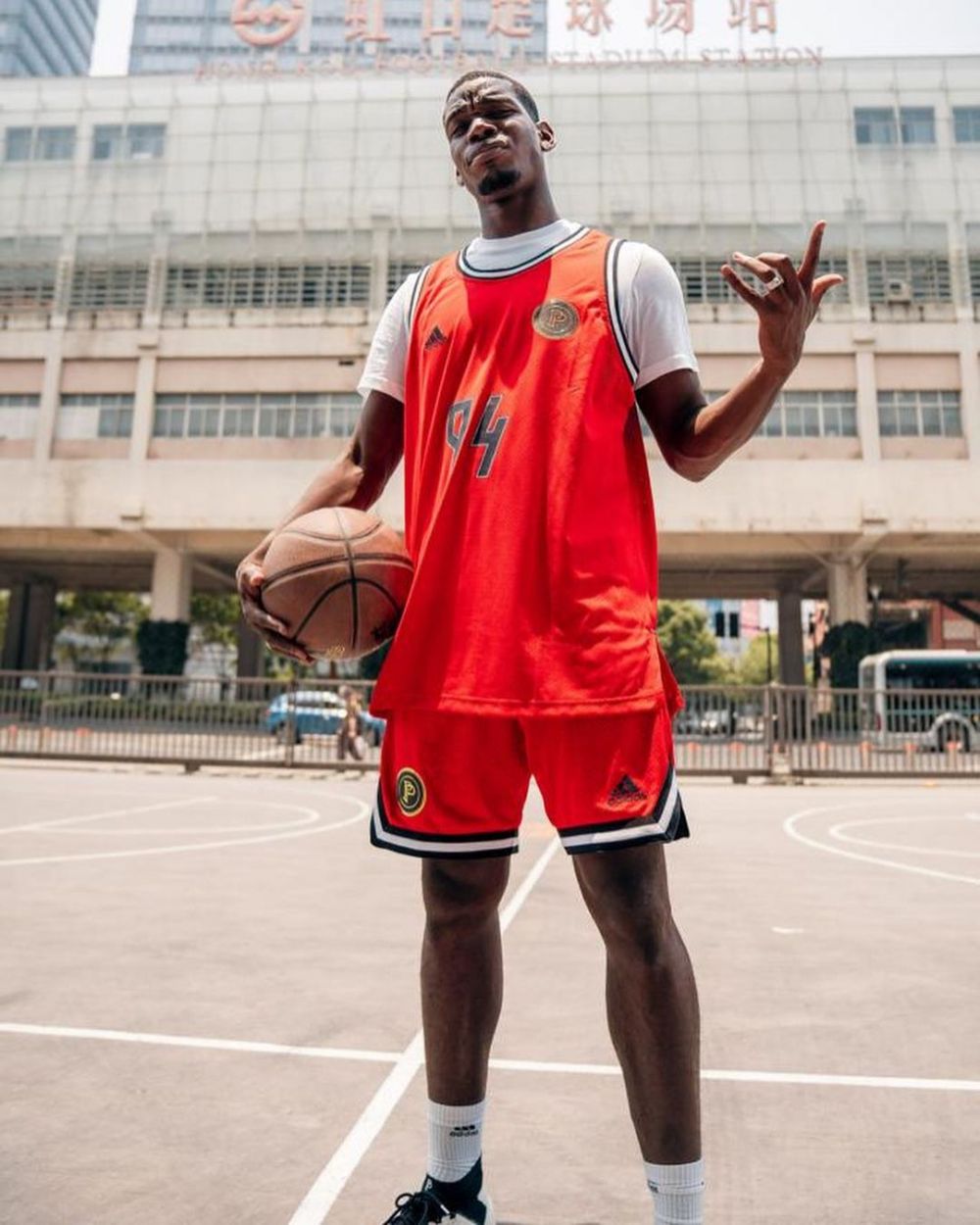 10 Gaya Busana Paul Pogba yang Manly Banget, Sporty!