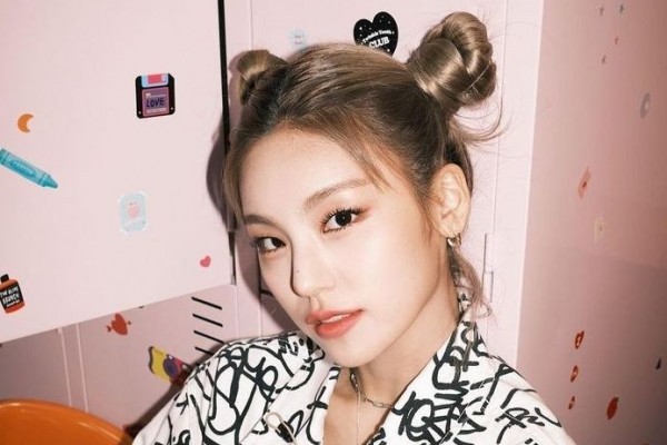 9 Inspirasi Rambut Cepol ala Yeji ITZY, Chic dan Trendi