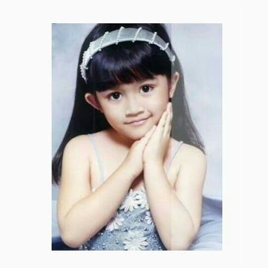 Genap 26 Tahun, Simak 10 Potret Masa Kecil Febby Rastanty