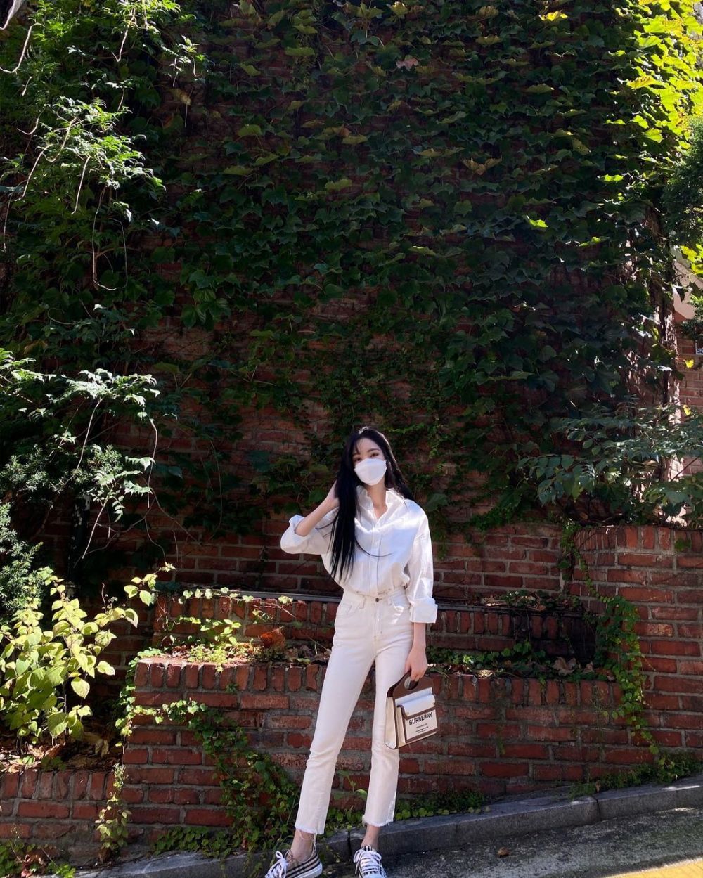 9 Referensi Outfit Kasual ala Yuju, Cocok buat OOTD Mudah Disontek