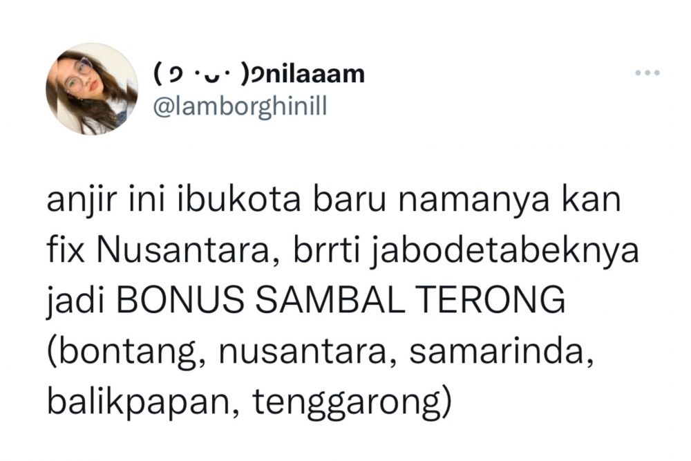  The image is a screenshot of a tweet in Indonesian language. The tweet jokes that Nusantara, the new capital of Indonesia, is a bonus sambal terong (a type of eggplant dish) for the England national football team.