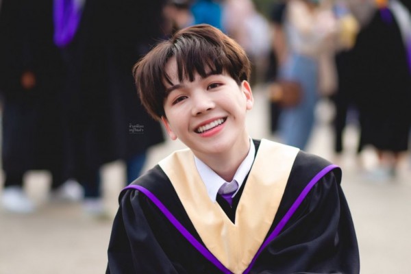 9 Potret Earth Katsamonnat Saat Kenakan Toga, Makin Imut