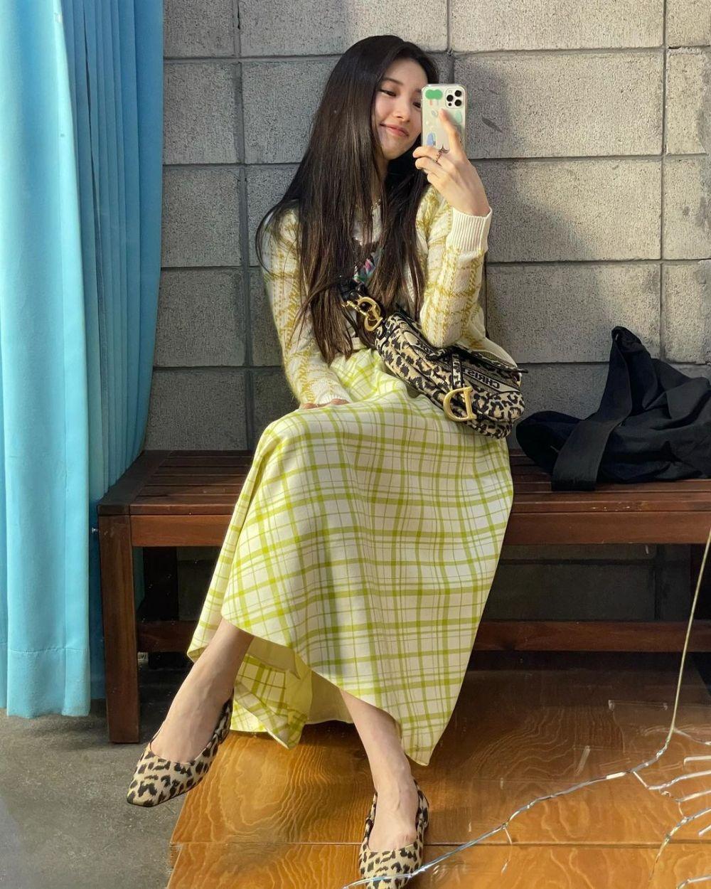 9 Ide Padu Padan Flat Shoes ala Bae Suzy, Gaya Minimalis tapi Kece