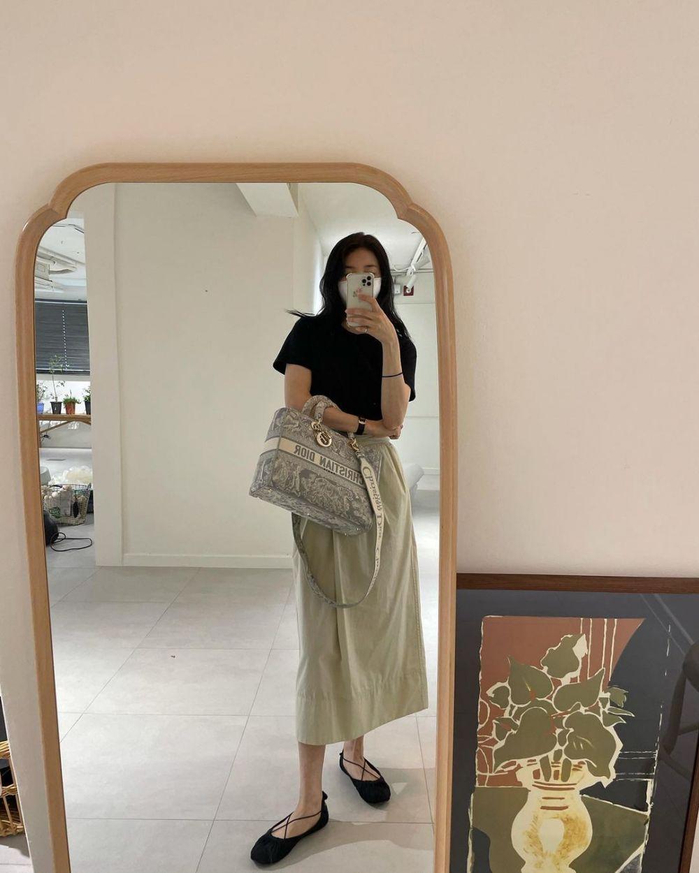 9 Ide Padu Padan Flat Shoes ala Bae Suzy, Gaya Minimalis tapi Kece