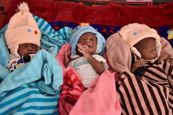 Pengungsi Kamerun Lahirkan Bayi Kembar Usai Jalan 3 Hari
