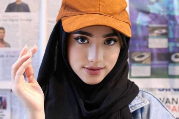 9 Style Kece Ala Shirin Al Athrus, Referensi Buat Hijab Style!