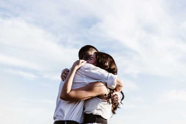 6 Manfaat Deep Hug dengan Pasangan, Gak Sekadar Rasa Nyaman