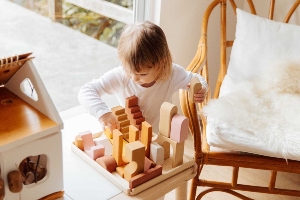 5 Tips Mendidik Anak Agar Mau Merapihkan Mainannya Sendiri
