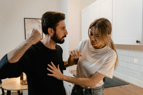 5 Tanda Pasanganmu Berpotensi Abusive, Kasar dan Temperamental