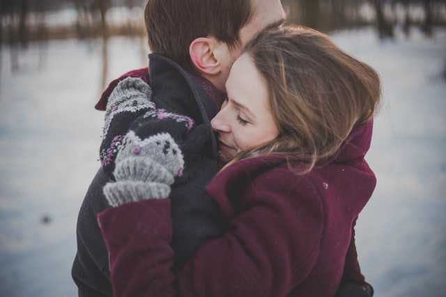 6 Manfaat Deep Hug dengan Pasangan, Gak Sekadar Rasa Nyaman