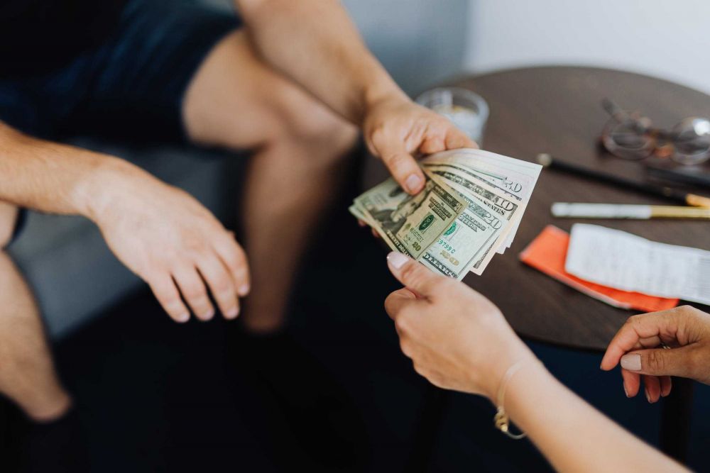 5 Tips Menghadapi Pasangan yang Perhitungan Soal Uang, Harus Tegas!