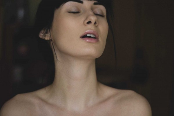 5 Alasan Mengapa Desahan Bukan Tanda Kepuasan saat Berhubungan Seksual