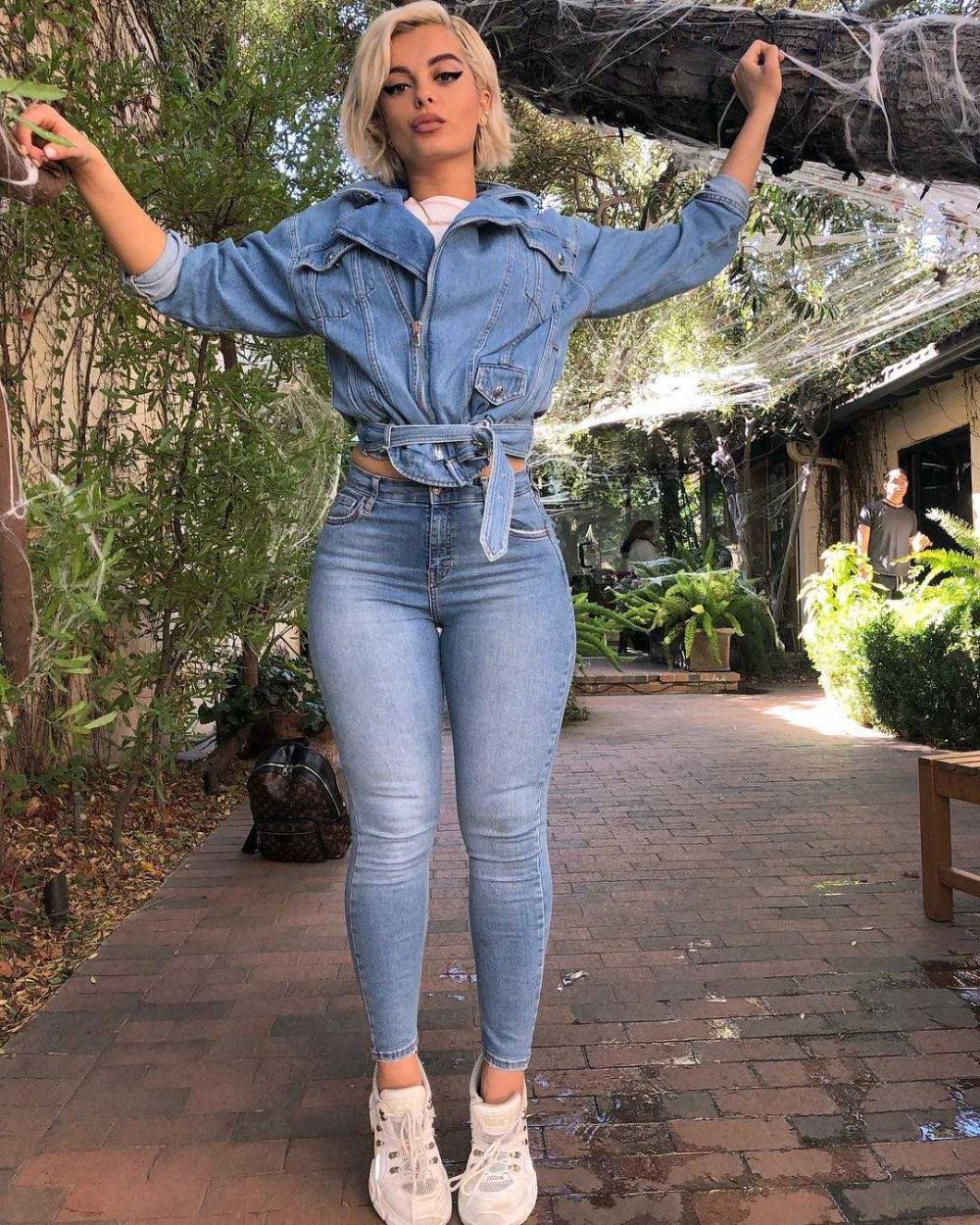 10 Inspirasi Outfit Celana Jeans ala Bebe Rexha, Standout!