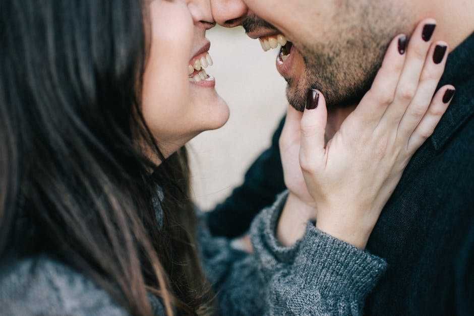 5 Alasan Pentingnya Menjadi Pendengar Setia Bagi Pasangan, Idaman!