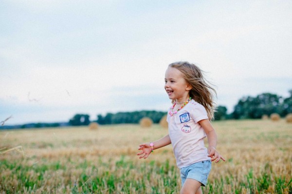 5 Tanda Mudah yang Menunjukkan Bahwa Anak Merasa Bahagia, Catat!