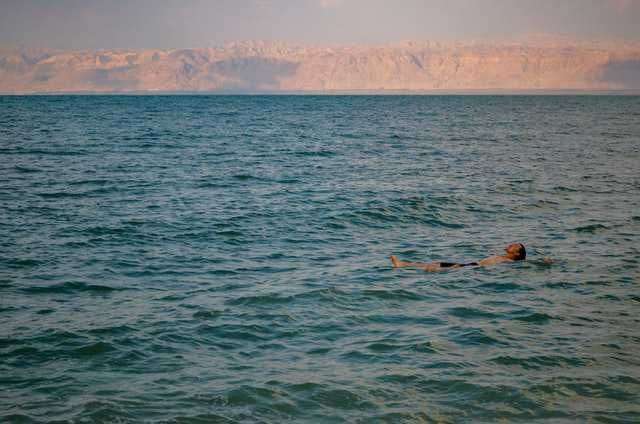 5 Tips Aman Berenang Di Laut Mati, Gak Hati-hati Bisa Fatal