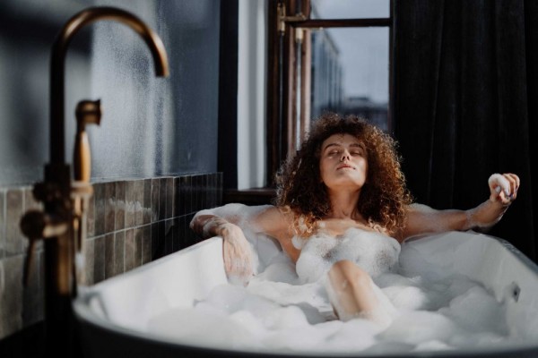 5 Cara Atasi Stres dengan Meditasi Bathtub, Tertarik Mencoba?