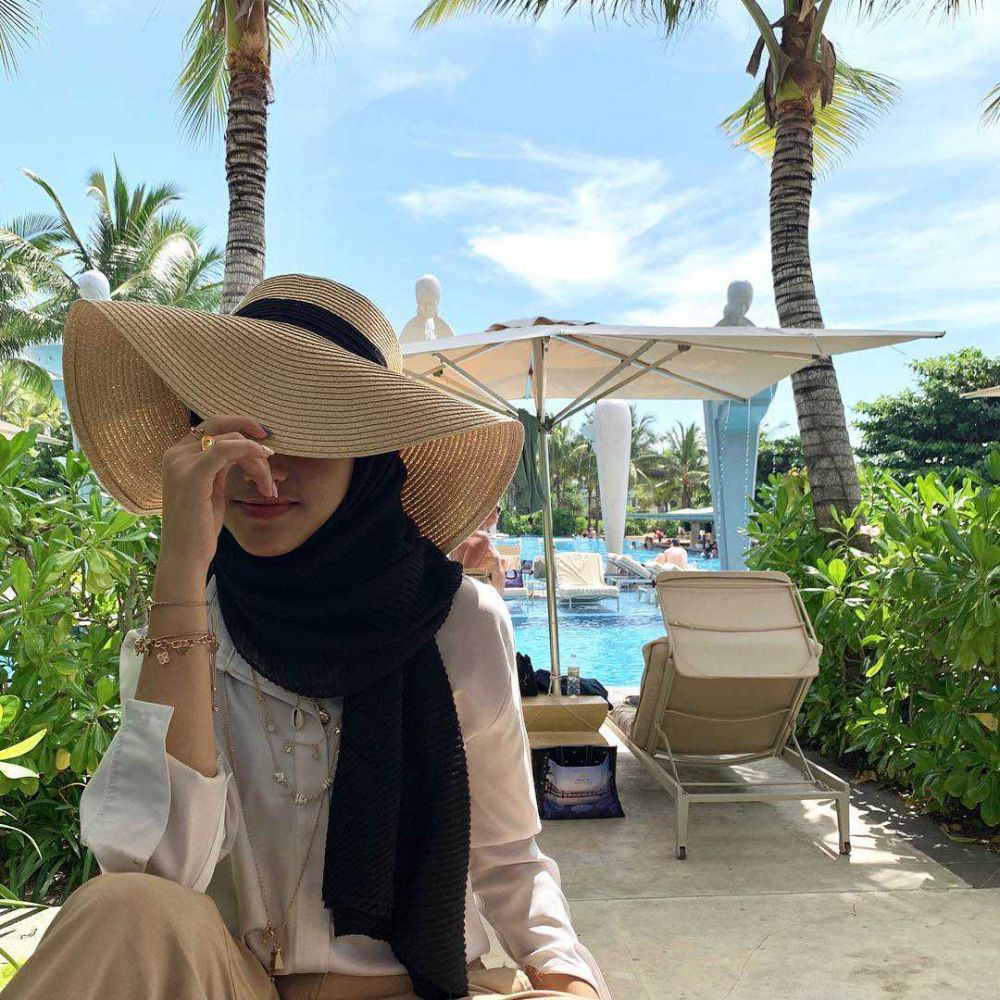 9 Style Kece Ala Shirin Al Athrus, Referensi Buat Hijab Style!