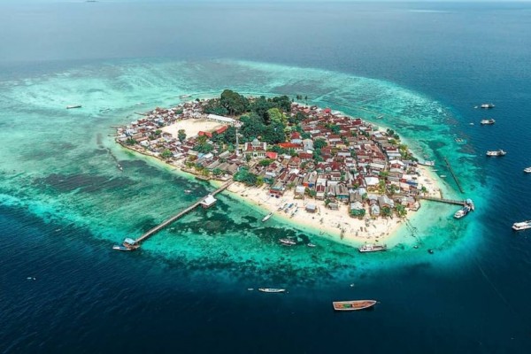 Berbentuk Oval, Ini 9 Pesona Pulau Badi di Pangkep yang Bikin Takjub