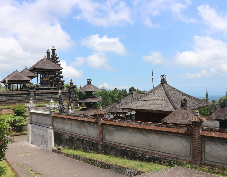 10 Ciri-ciri Pekarangan Rumah Aura Negatif Versi Bali