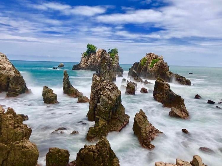 Pantai Gigi Hiu Tanggamus Lampung, Ada Batu Karang 10 Meter!
