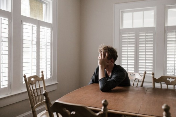 5 Alasan Seseorang Sulit Menangis saat Bersedih, Tanda Depresi?
