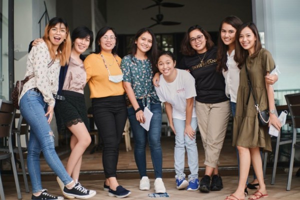 5 Tipe Orang yang Selalu Ada di Sekitarmu, Punya Teman Kepo?