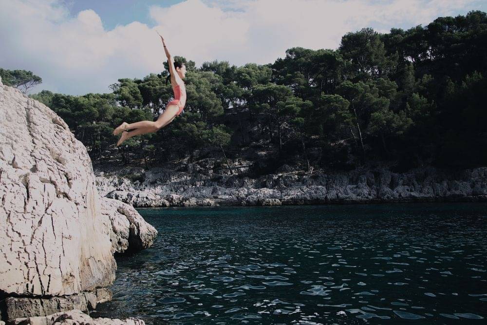 5 Tips Aman Bermain Cliff Jumping Buat Pemula