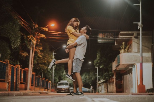 5 Akibat Bermesraan Tak Kenal Tempat, Merusak Citra Diri dan Pasangan