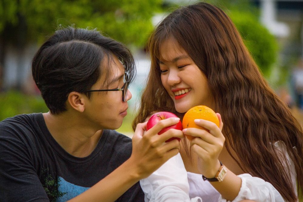 Азиаты любовь. Азиатское яблоко. Азиат с яблоками. Азиат с апельсинами фото. Фото с апельсинами семейные на улице.