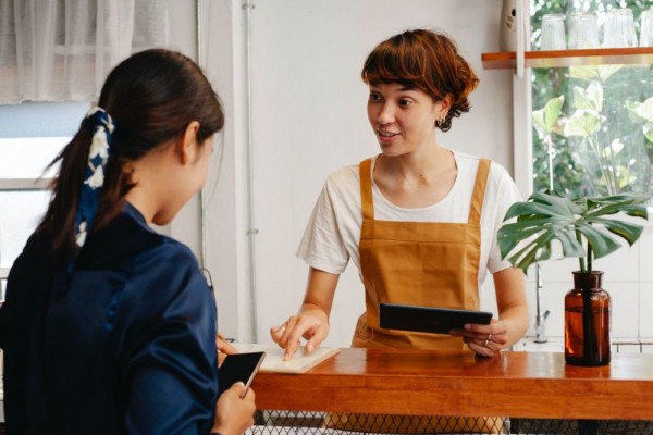 5 Cara Menyikapi Teman Yang Baru Buka Bisnis, Beri Dukungan!