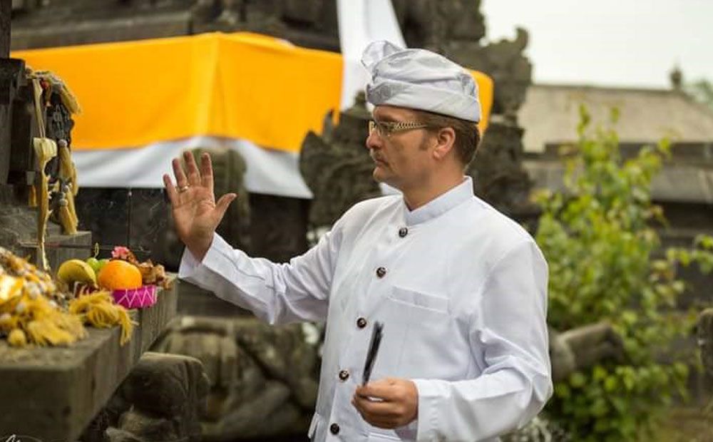 Keunikan Pura Hindu Bali di Belgia, Jro Mangkunya Orang Belanda