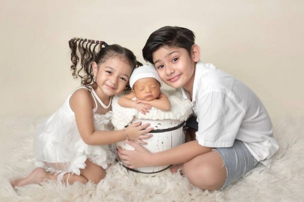 Saling Menyayangi, 10 Potret Sibling Goals Ketiga Anak Fairuz A Rafiq