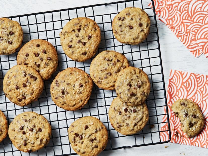 Get cookie. Кокосовое печенье квадратное. Печение кокосовое от Высоцкой. Печенье с шоколадными кусочками магнит Royals.