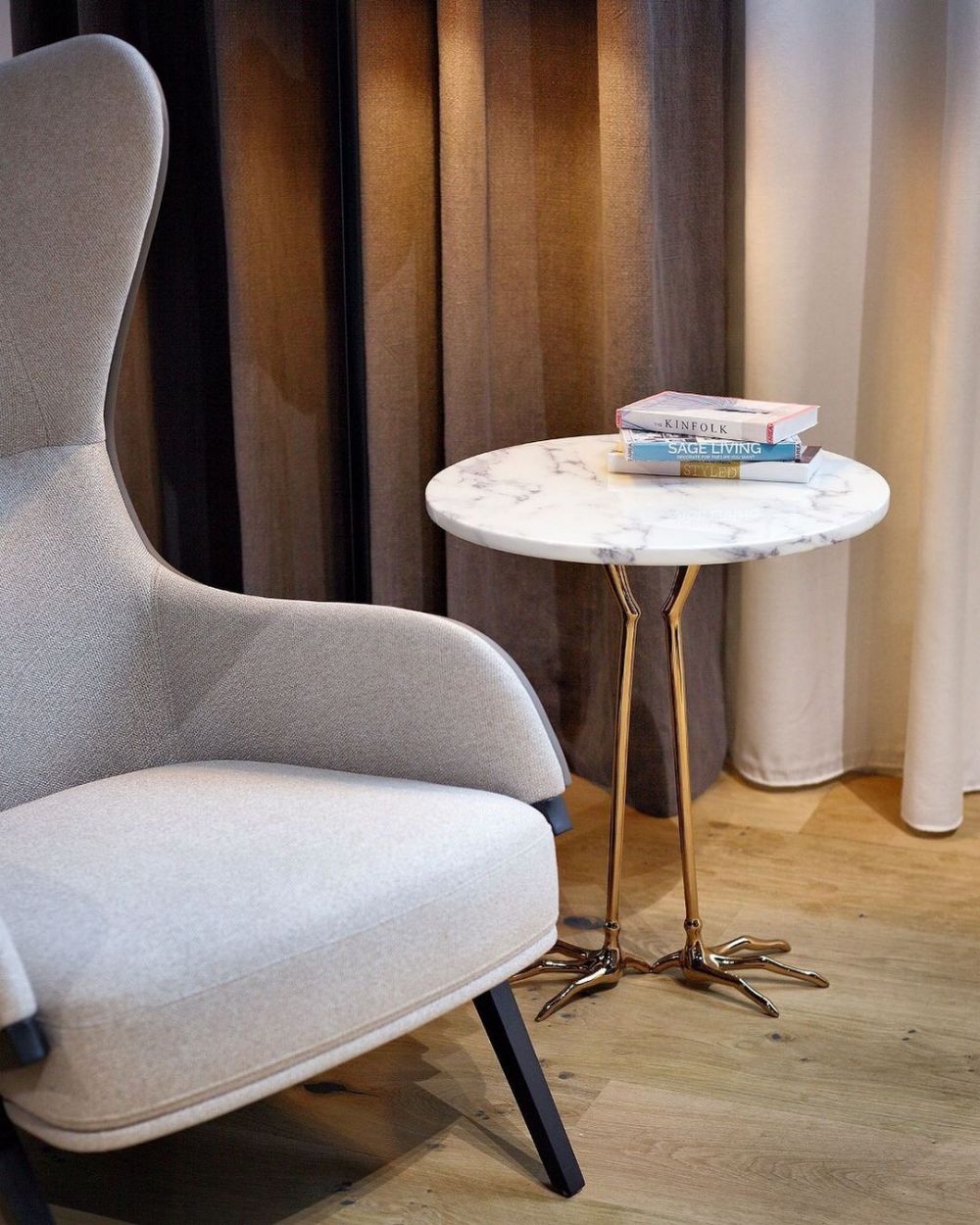 15 Ide Side Table Desain Modern hingga Vintage, Ruangan Jadi Cantik   