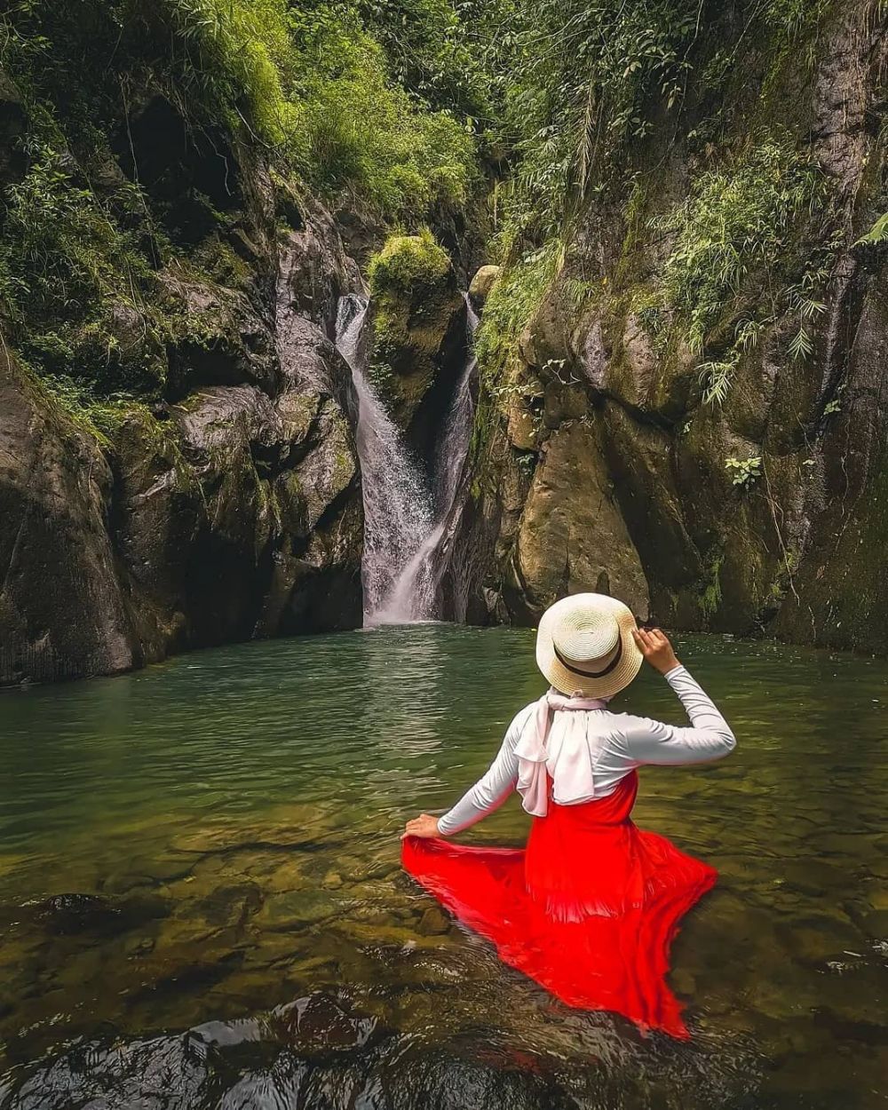 10 Potret Curug Rahong, Air Terjun dengan Lanskap Memukau di Garut