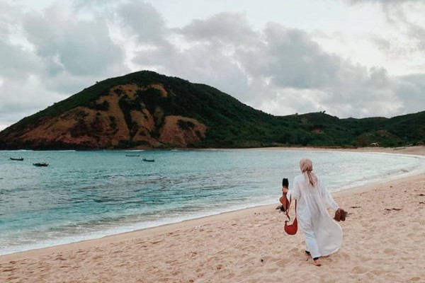 Berkunjung ke Pantai Mawun yang Punya Hamparan Pasir Putih Super Indah