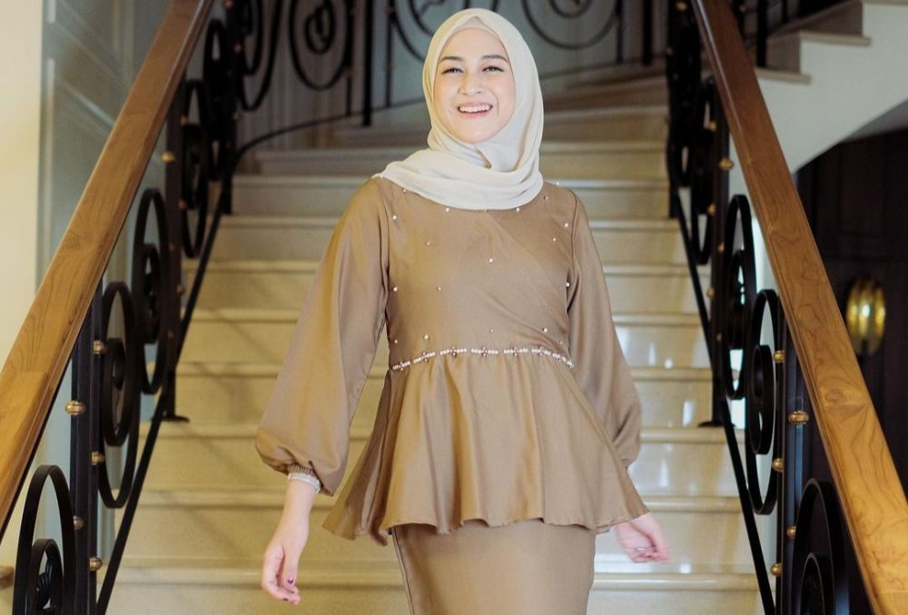 9 Inspirasi Busana OOTD Hijab Warna Polos ala Nina Zatulini, Adem!