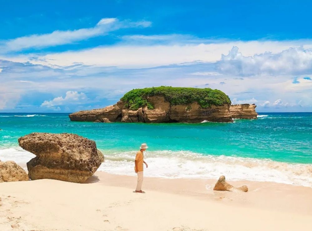 Pantai Kura-Kura Mengagumi Keunikan Batu Mirip Tempurung Di Pesisir Lombok Yang Eksotis Pantai Kura-Kura Mengagumi Keunikan Batu Mirip Tempurung Di Pesisir Lombok Yang Eksotis