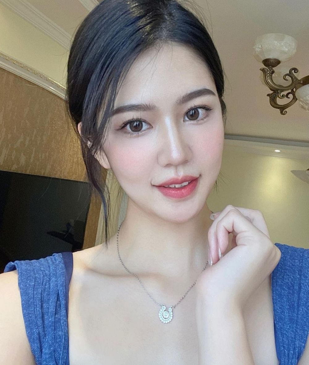 9 Potret Menawan Jiaxin Sun Miss Universe China 2020