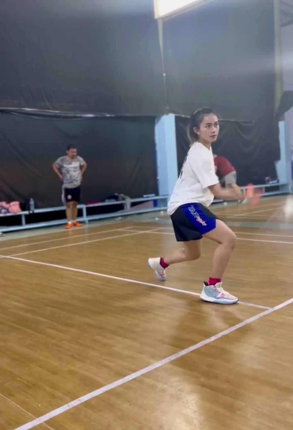 9 Potret Sintya Marisca Bermain Badminton