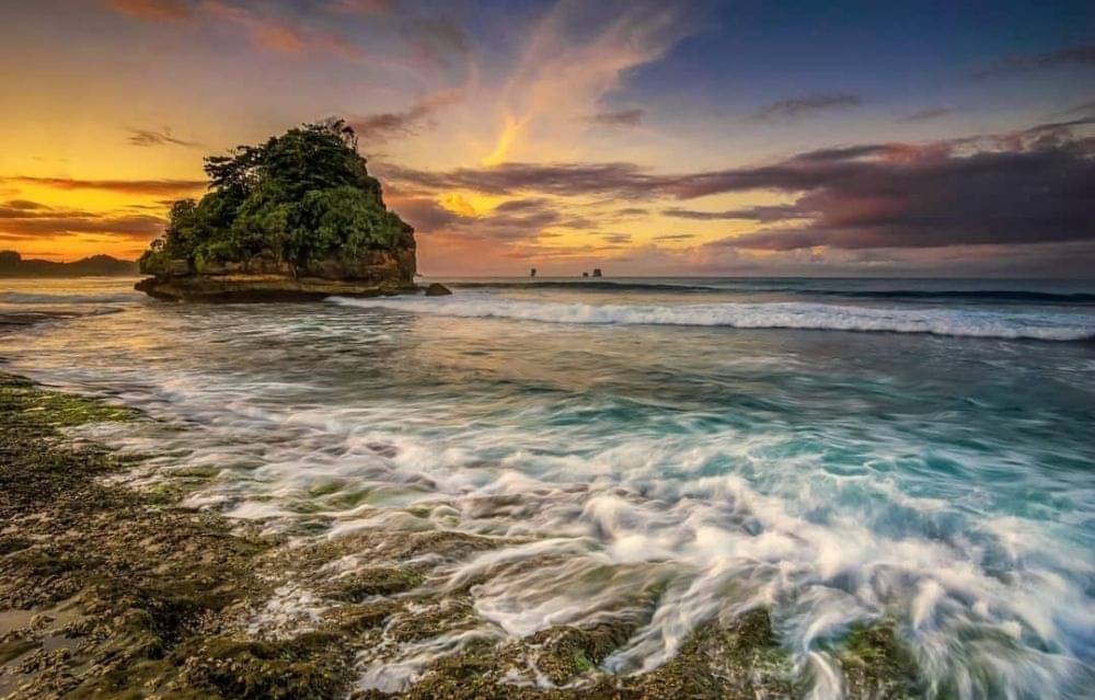 Pemandangan tebing megah di Parang Dowo yang dikelilingi oleh hutan hijau dan aliran sungai yang jernih, tempat yang sempurna untuk menikmati keindahan alam