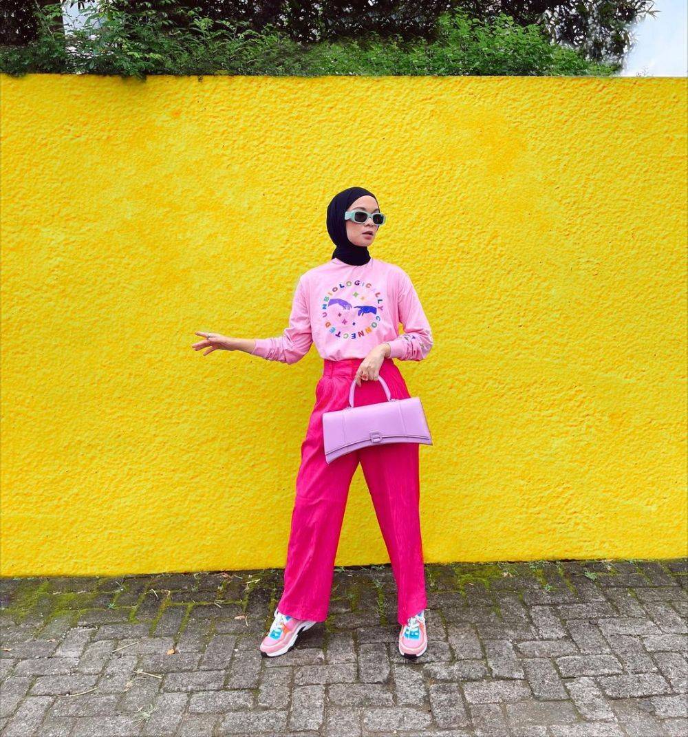 12 Ide Outfit Warna Pink Ala Selebgram Hijab