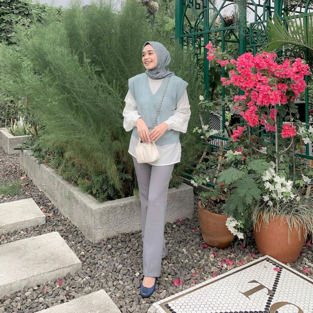 9 Inspirasi Outfit Hijab Ke Kantor ala Nazlia Rahma, Super Stylish!