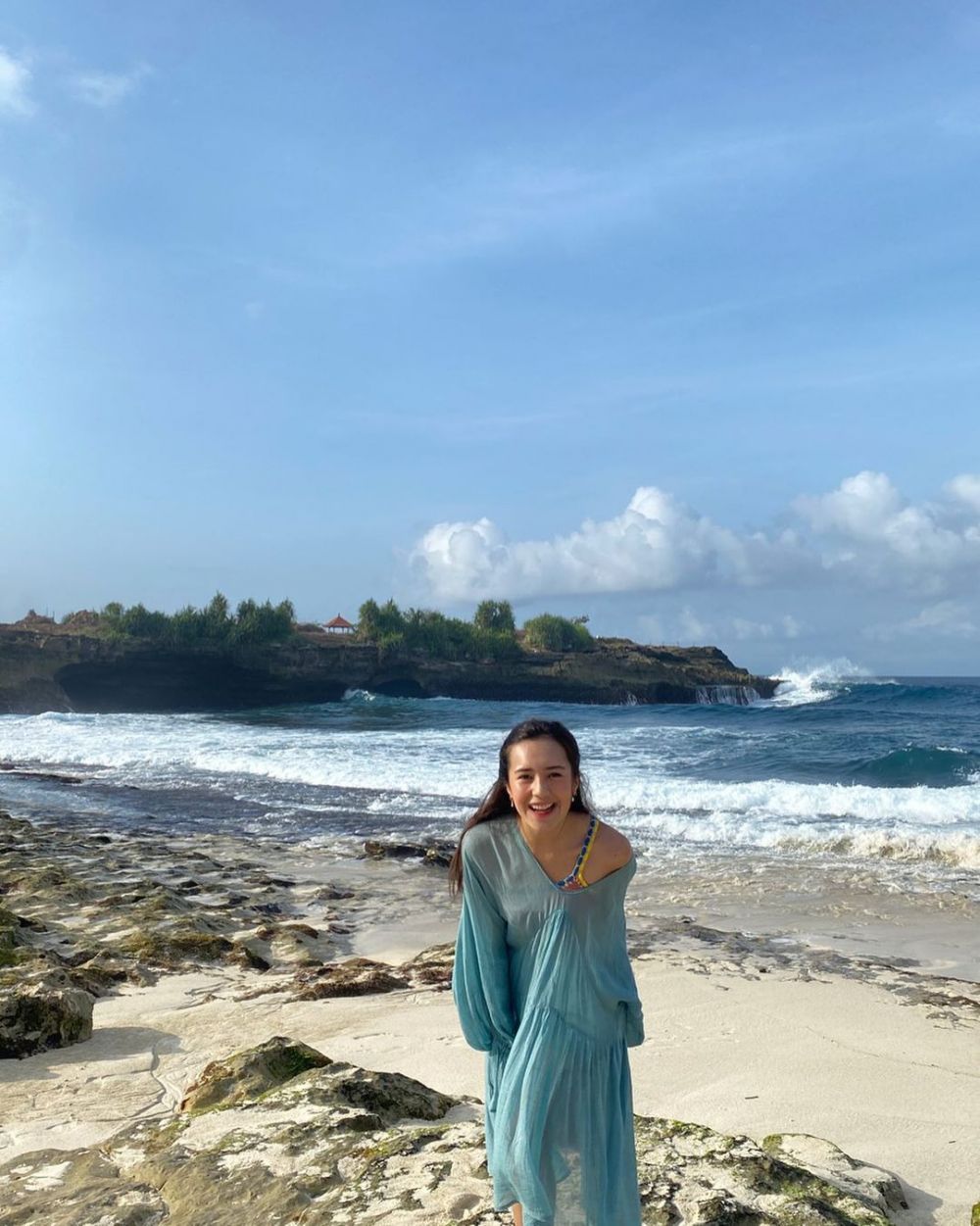 9 Potret Beby Tsabina Menikmati Keindahan Pantai, Stunning Abis!