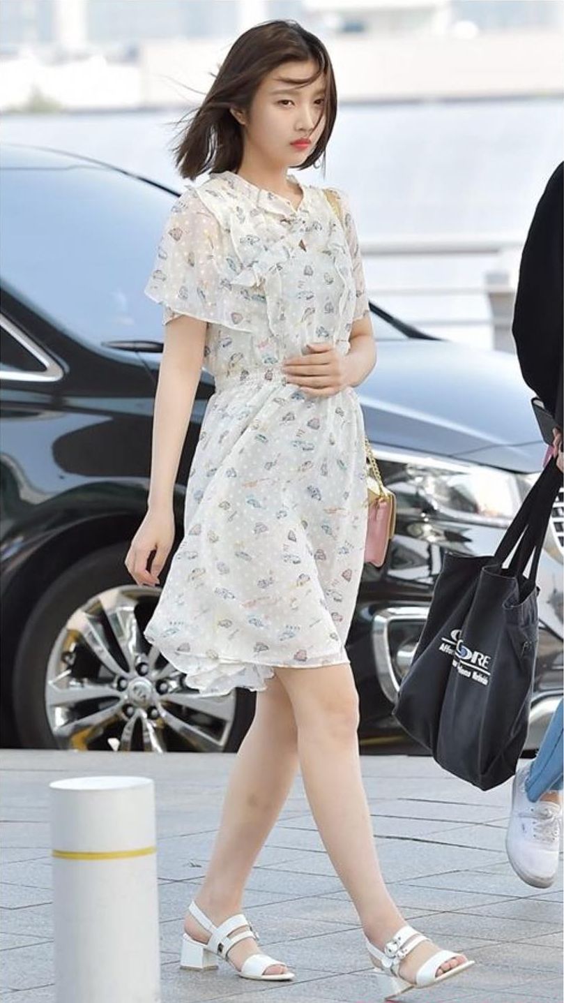 13 Inspirasi Dress Bermotif ala Joy Red Velvet, Catchy Buat OOTD!