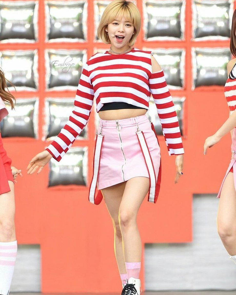 10 Padu Padan Mini Skirt ala Jeongyeon Twice, Kece untuk Hangout!